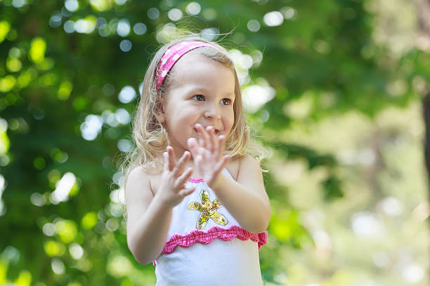 웃음소리 금발 어린이 여자아이 클래핑 함께 palms - child dancing preschooler outdoors 뉴스 사진 이미지
