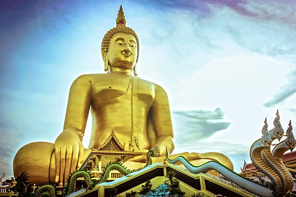 Złoty posąg Buddy – zdjęcie