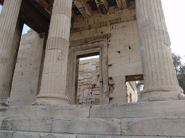 acrópole de athen com parthenon templo - propylaen imagens e fotografias de stock