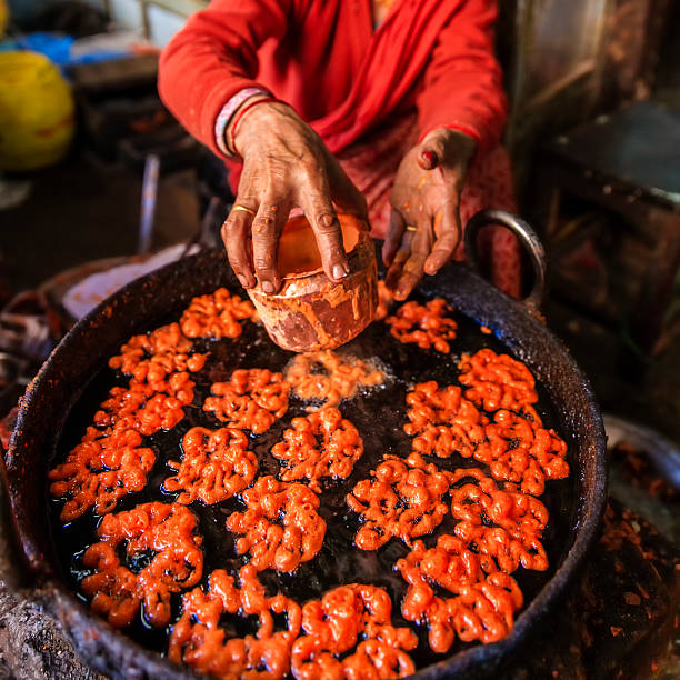 vendedor de rua nepalesa preparar um doce-jeri (jalebi), bhaktapur - nepalese culture nepal kathmandu bagmati imagens e fotografias de stock