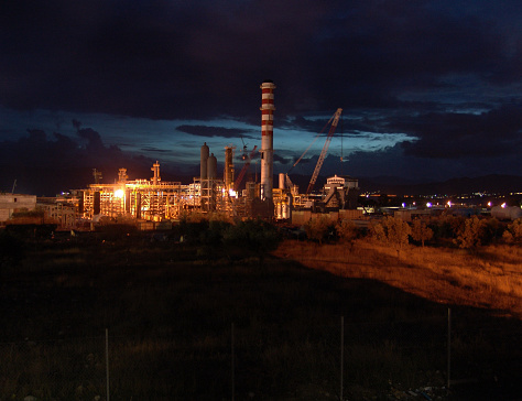 An idrogen plant refinery under construction by night