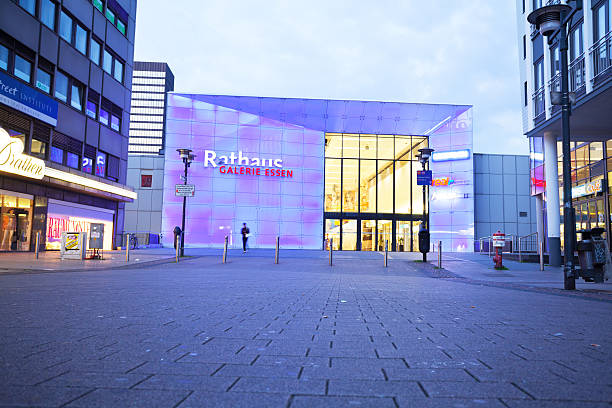 ingresso del municipio a essen centro commerciale galleria - editorial germany entrance hall glass foto e immagini stock