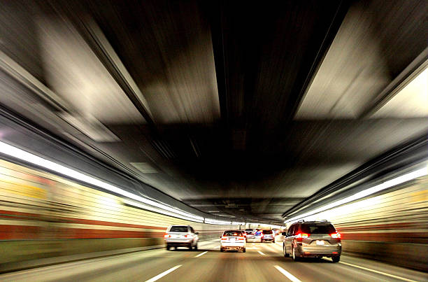 big puisez tunnel - highway underground corridor street photos et images de collection