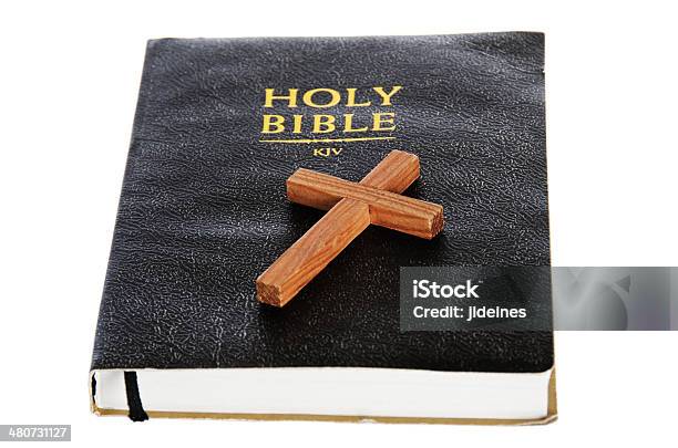 Foto de Bíblia E Cross e mais fotos de stock de Bíblia - Bíblia, Capa de Livro, Cor Preta