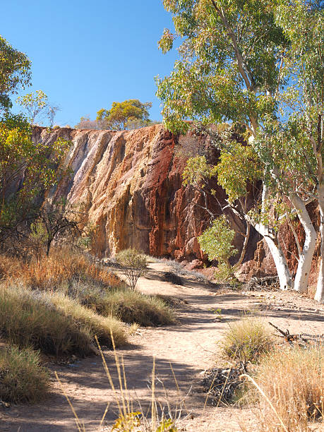 охра выщерблины вдоль ручей - aboriginal art australia cave painting стоковые фото и изображения