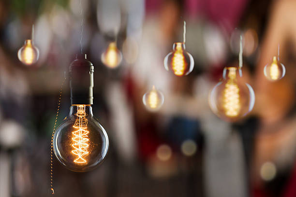 빈티지 백열 전구를 edison 유��형 및 창쪽 반사 - light bulb electricity inspiration orange 뉴스 사진 이미지