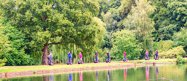 green tour und ökologische touristen - leeds castle stock-fotos und bilder