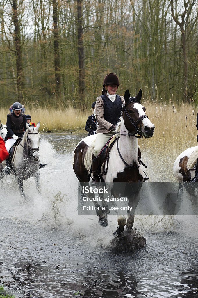 Caçadores cavalo seus cavalos em um pântano - Foto de stock de Mulheres royalty-free