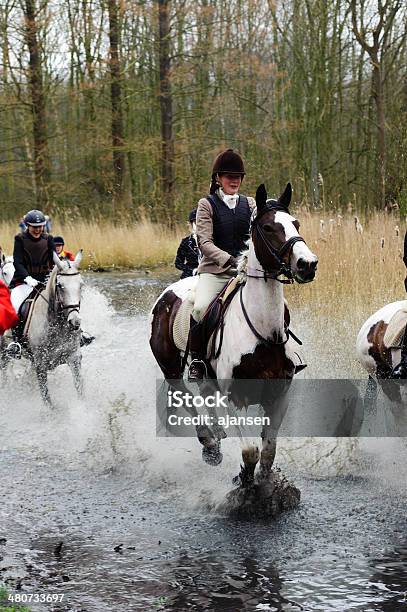 Foto de Caçadores Cavalo Seus Cavalos Em Um Pântano e mais fotos de stock de Mulheres - Mulheres, Vermelho, Adulto