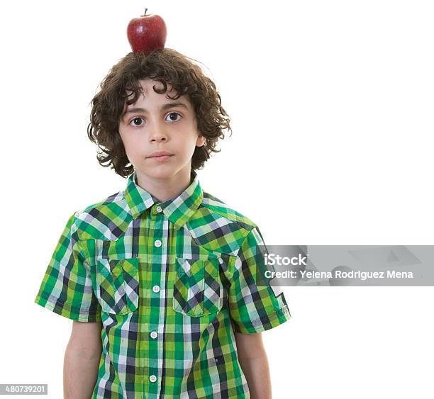Photo libre de droit de Enfant Avec Apple Dans Sa Tête banque d'images et plus d'images libres de droit de Adulation - Adulation, Attitude, Chance