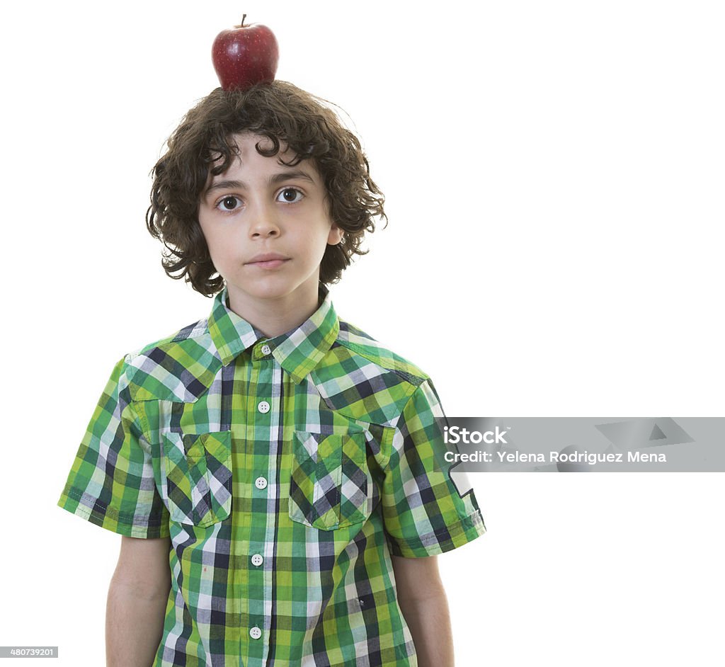 Bambino con apple nella sua testa - Foto stock royalty-free di Adulazione