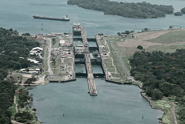 navi cargo passando attraverso gatun locks - braccio di mare immagine foto e immagini stock