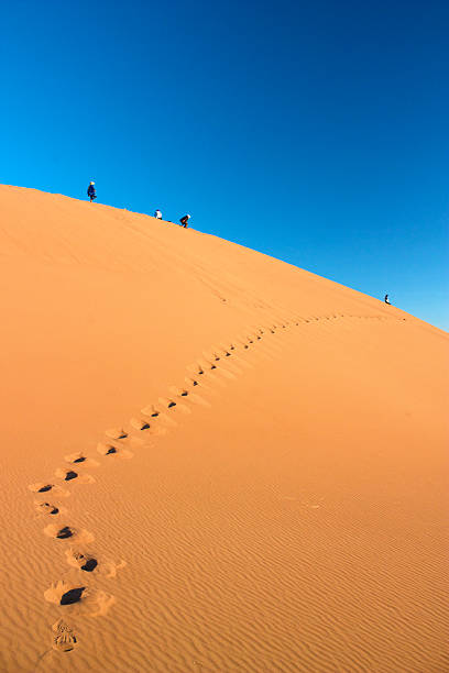 人々徒歩での dune とフットプリント - desert landscape morocco sand dune ストックフォトと画像