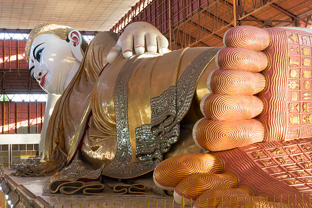 leżący budda w chaukhtatgi paya - reclining buddha zdjęcia i obrazy z banku zdjęć