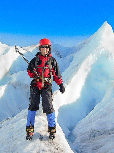 azji kobieta ice wspinacz na szczycie góry - conquering adversity wilderness area aspirations achievement zdjęcia i obrazy z banku zdjęć