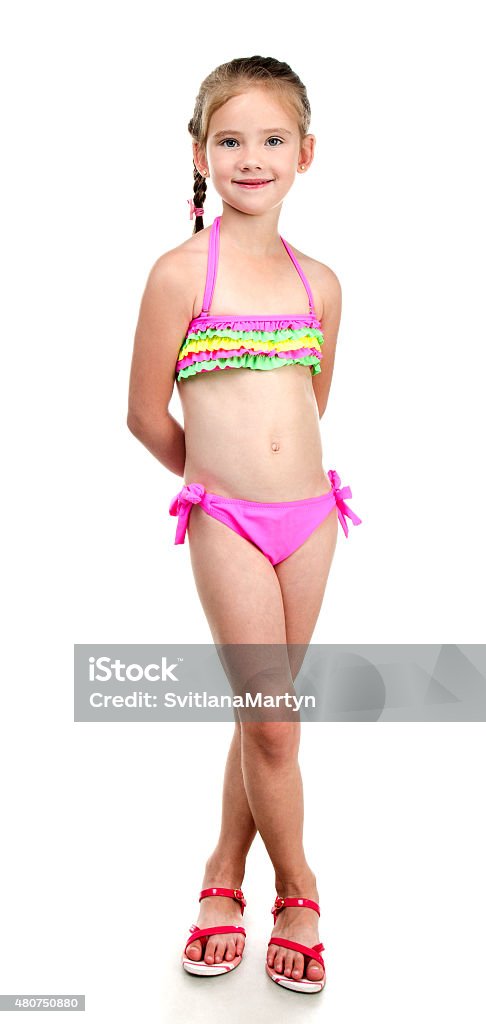 маленькая без купальников Симпатичная Улыбающаяся Маленькая Девочка В Купальнике Изолированные — стоковые фотографии и другие картинки 2015 - iStock