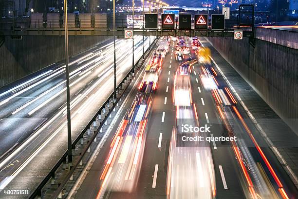 Highway Bei Nacht Stockfoto und mehr Bilder von Abenddämmerung - Abenddämmerung, Auto, Autoscheinwerfer