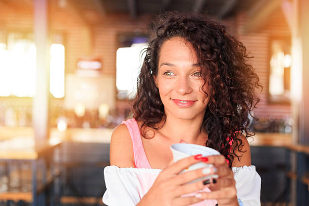 ragazza con una tazza di caffè - brown candid caffein drink foto e immagini stock