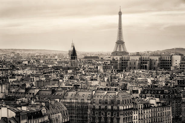 空から見た伝統的なパリのエッフェル塔ます。フランス - eiffel tower black and white paris france construction ストックフォトと画像