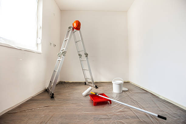 ferramentas de pintura de uma sala vazia preparado para a renovação. - paint preparation adhesive tape indoors imagens e fotografias de stock