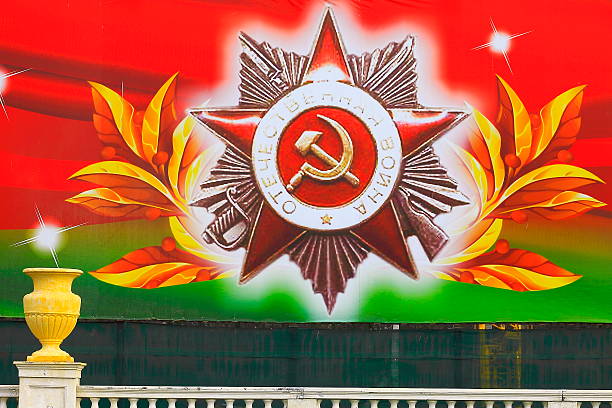 estrella roja de rusia soviética martillo y células falciformes en minsk, bielorrusia - hoz y martillo fotografías e imágenes de stock