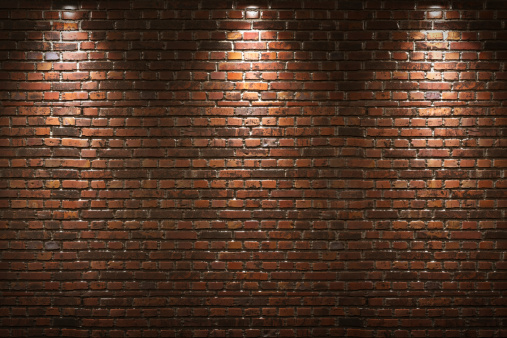 Iluminado pared de ladrillos photo