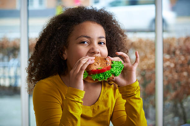 istock Girl eating lunch 480758579
