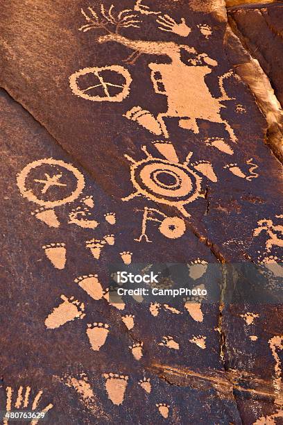 Foto de De Newspaper Rock e mais fotos de stock de Pintura rupestre - Pintura rupestre, Antiguidades, Arcaico