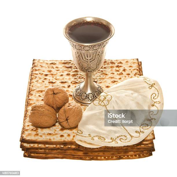 Foto de Matzo Silver Taça Kiddush Três Nozes E Solidéu e mais fotos de stock de Artigo de vestuário para cabeça - Artigo de vestuário para cabeça, Biscoito Cracker, Chapéu