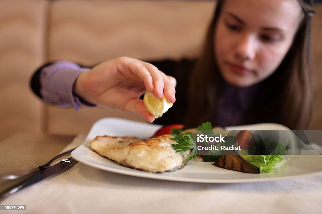 Teen tiene el almuerzo - Foto de stock de Pez libre de derechos
