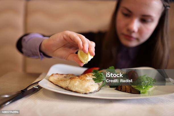 Teen Tiene El Almuerzo Foto de stock y más banco de imágenes de Pez - Pez, Comer, Niño