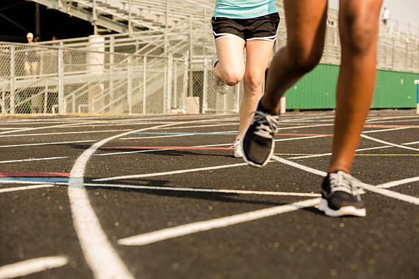 deportes: mujeres competir en la pista de carreras de evento. - running track women running spring fotografías e imágenes de stock