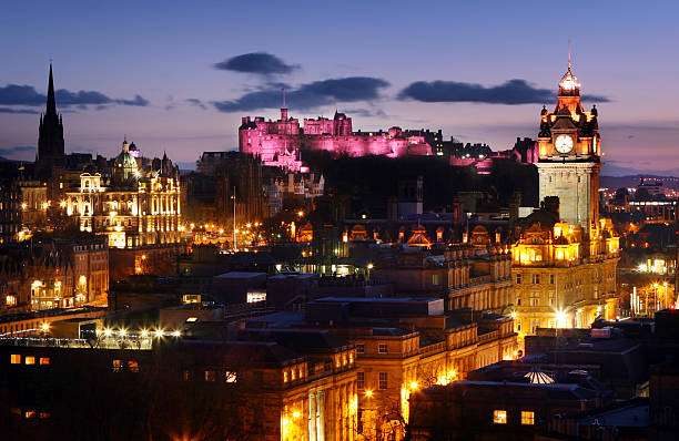 château d'édimbourg - edinburgh scotland castle skyline photos et images de collection