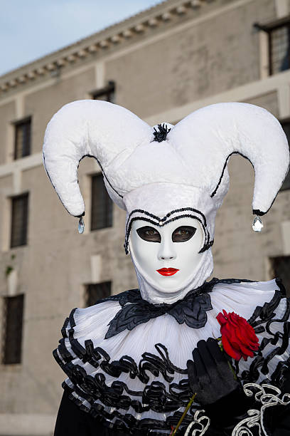 arlecchino maschera di carnevale di venezia a san giorgio, italia, europa - venice italy editorial mardi gras performer foto e immagini stock