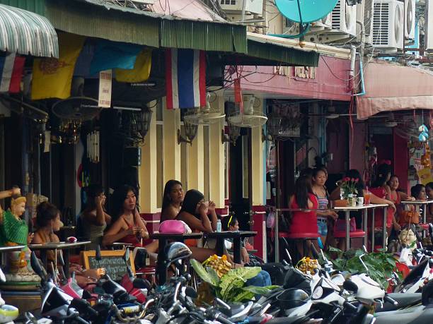 タイ女性アロング soi 6 、パタヤ（タイ） - sex district ストックフォトと画像