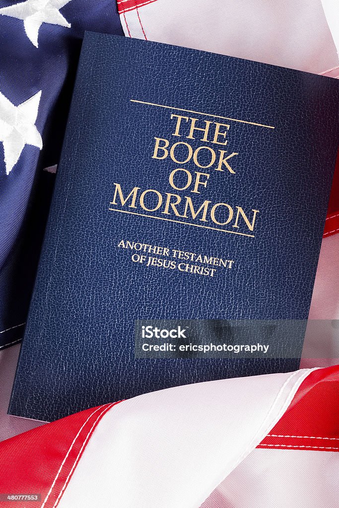 Mormon Библия - Стоковые фото Звёздно-полосатый флаг роялти-фри