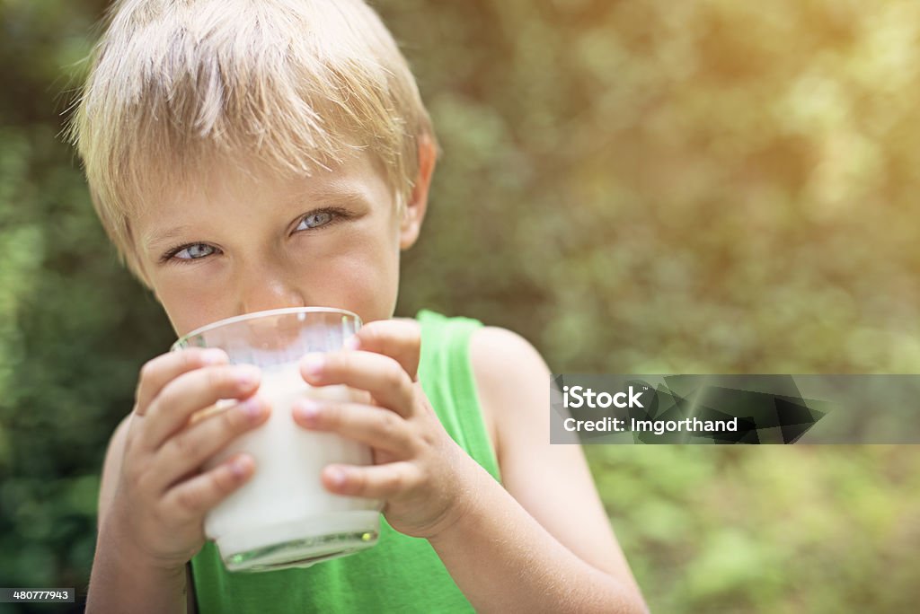 Mały chłopiec picia mleka - Zbiór zdjęć royalty-free (Mleko)