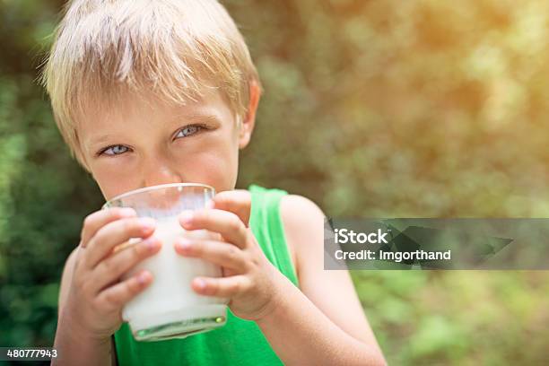 Foto de Menino Bebendo Leite e mais fotos de stock de Leite - Leite, Beber, Criança