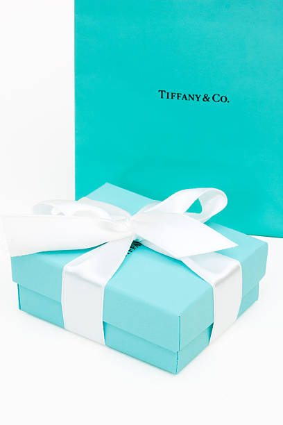 tiffany and co. la boîte-cadeau - tiffany box photos et images de collection