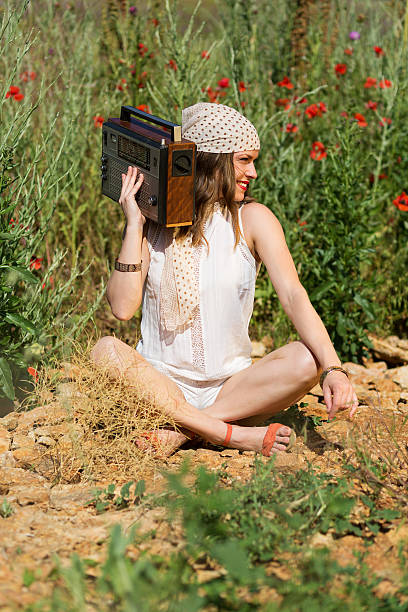 piękna dziewczyna w lato pole - red poppies audio zdjęcia i obrazy z banku zdjęć
