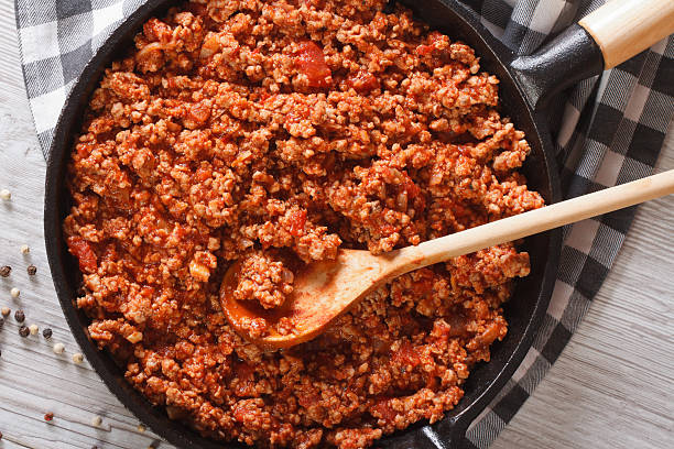 bolognese-sauce in eine bratpfanne nahaufnahme horizontale ansicht von oben - ragout stock-fotos und bilder