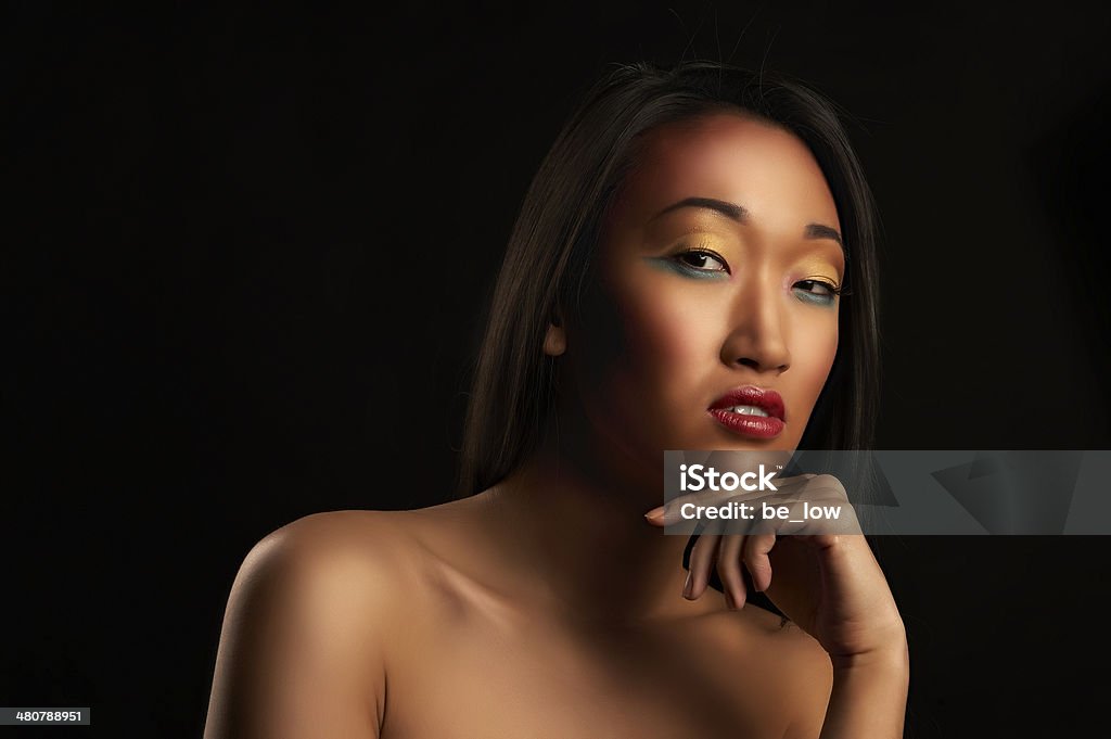 Retrato de Mulher bonita no preto - Royalty-free Adulto Foto de stock