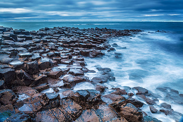 巨人 causeway で、曇りの日 - nobody non urban scene long exposure county antrim ストックフォトと画像