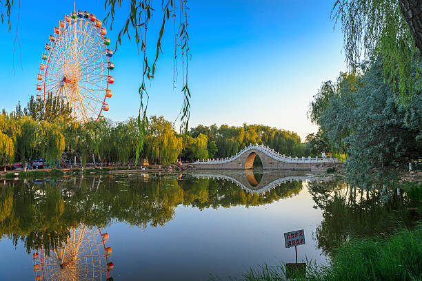 ruota panoramica al parco di zhongshan di yin chuan, cina - guyuan foto e immagini stock