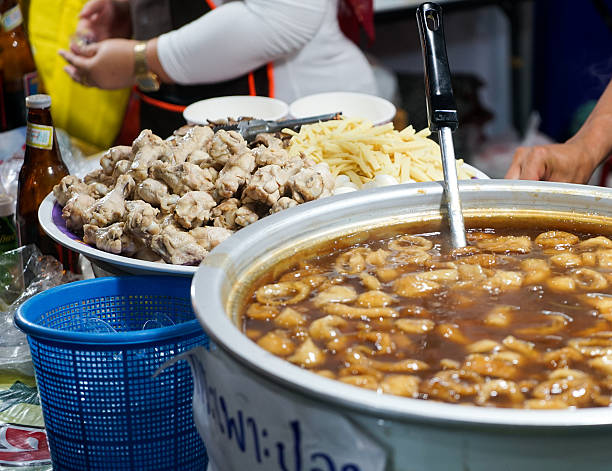 sopa de peixe boca com frango - bangkok mcdonalds fast food restaurant asia - fotografias e filmes do acervo