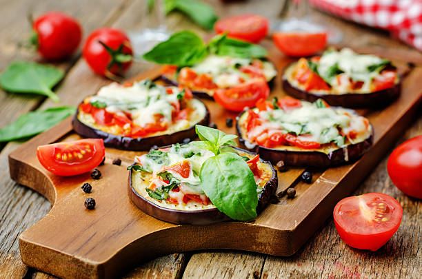 pizza auberginen mit tomaten und basilikum - eggplant stock-fotos und bilder