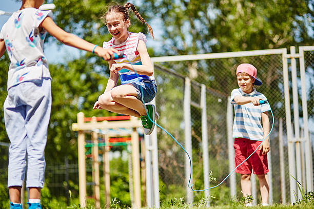 felice saltando - corda per saltare foto e immagini stock