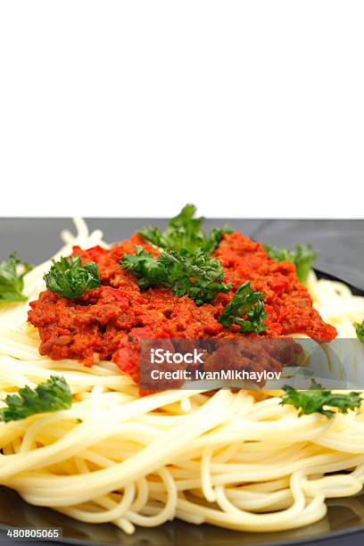 Spaghetti Bolognese Auf Schwarzem Teller Stockfoto und mehr Bilder von Asiatische Nudeln - Asiatische Nudeln, Blatt - Pflanzenbestandteile, Bolognese-Sauce