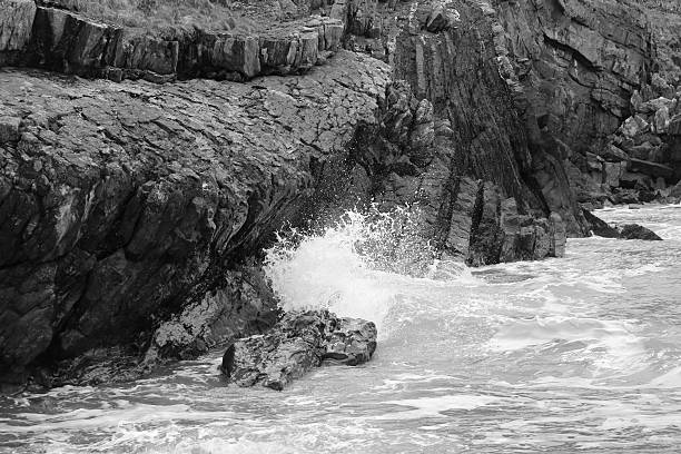 istock Waves Crashing against the rocks 480805650