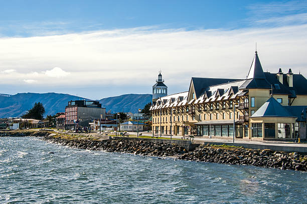 puerto natales auf der magellanstraße - magallanes y antartica chilena region stock-fotos und bilder